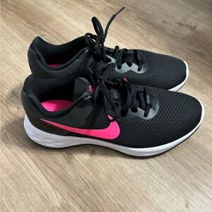 NWOT Nike running sneakers. Size 8 in women’s